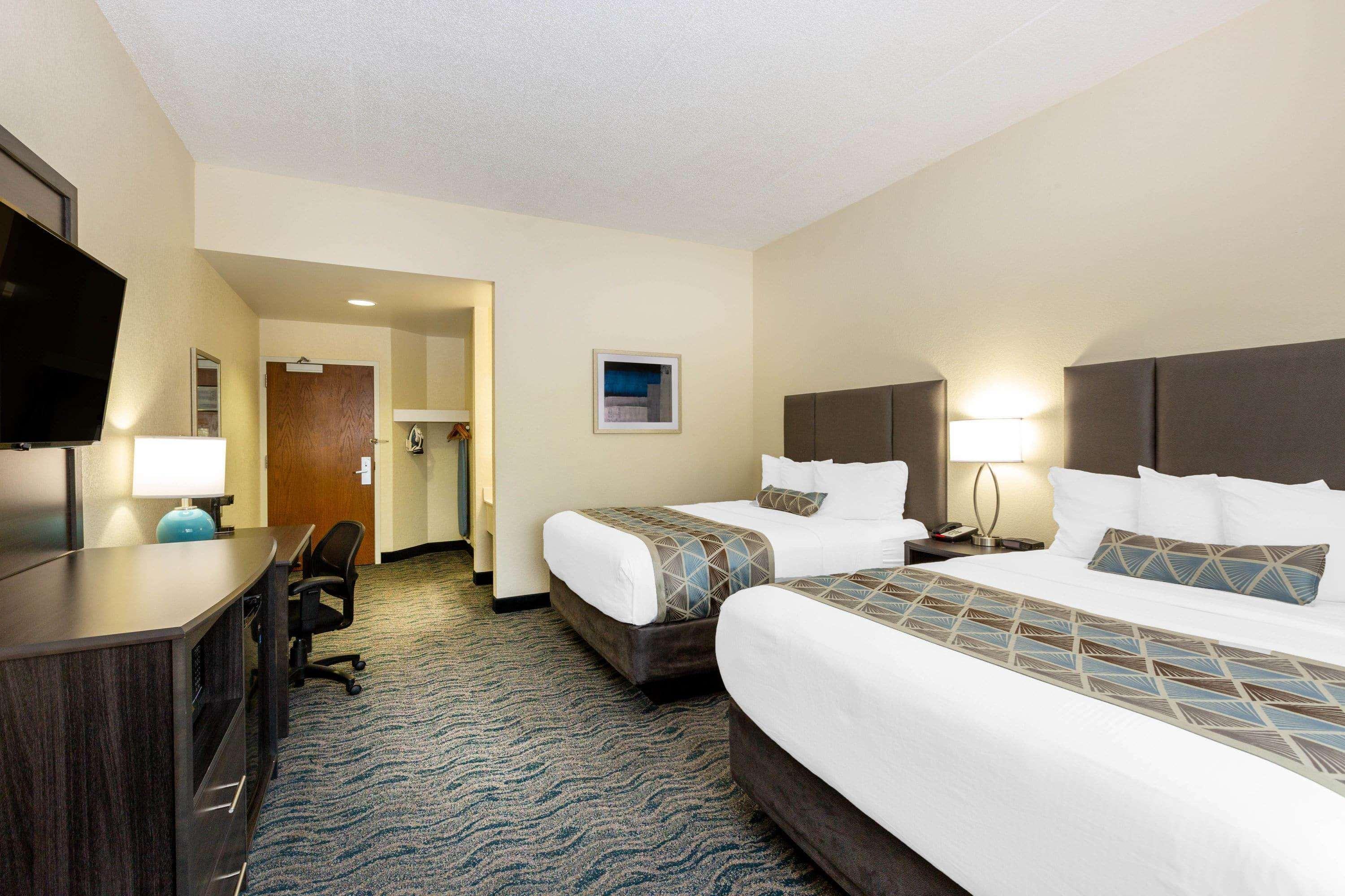 Отель Baymont By Wyndham Des Moines Airport Экстерьер фото