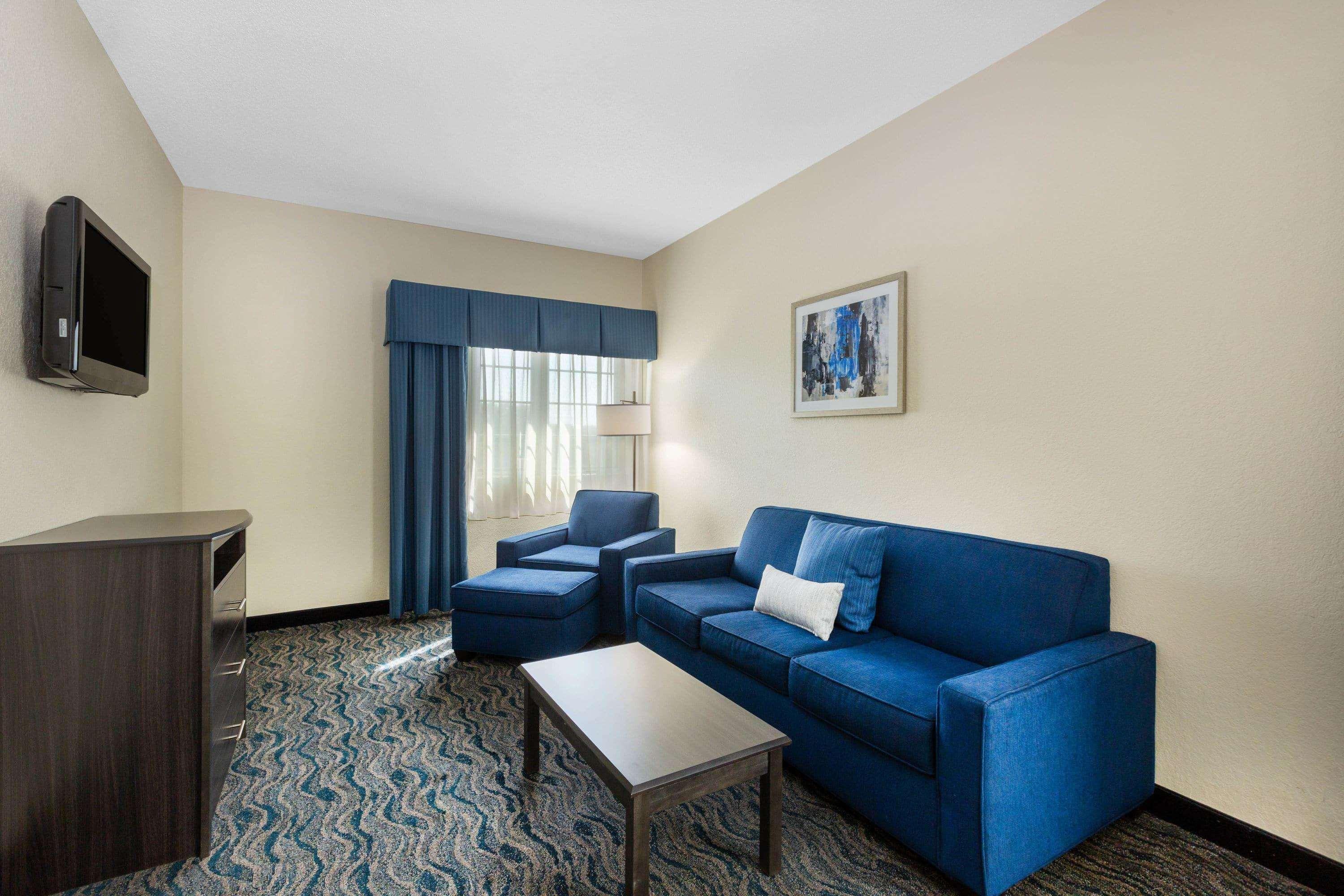 Отель Baymont By Wyndham Des Moines Airport Экстерьер фото