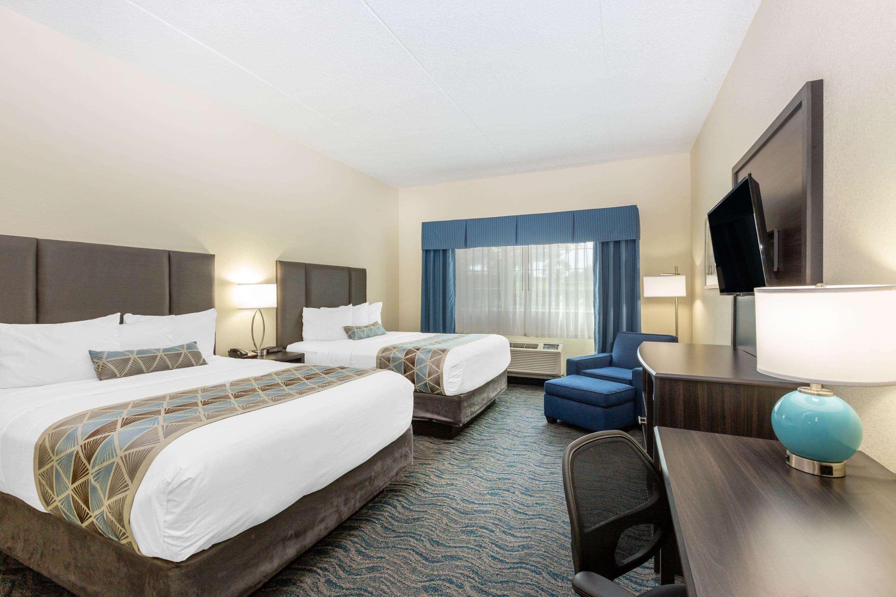 Отель Baymont By Wyndham Des Moines Airport Экстерьер фото