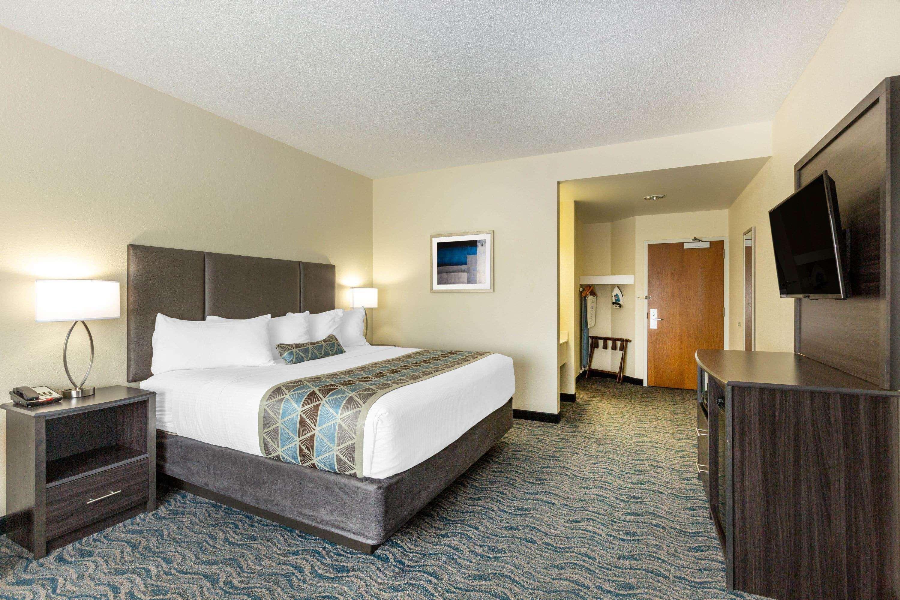 Отель Baymont By Wyndham Des Moines Airport Экстерьер фото