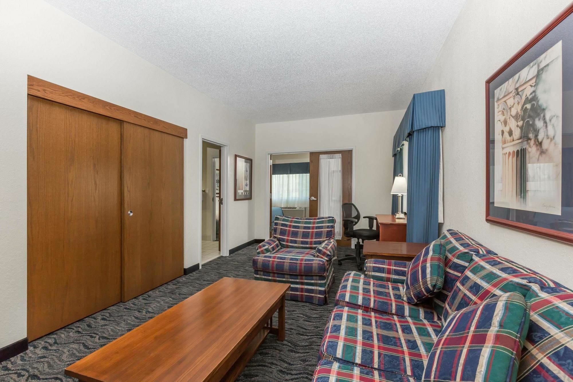 Отель Baymont By Wyndham Des Moines Airport Экстерьер фото